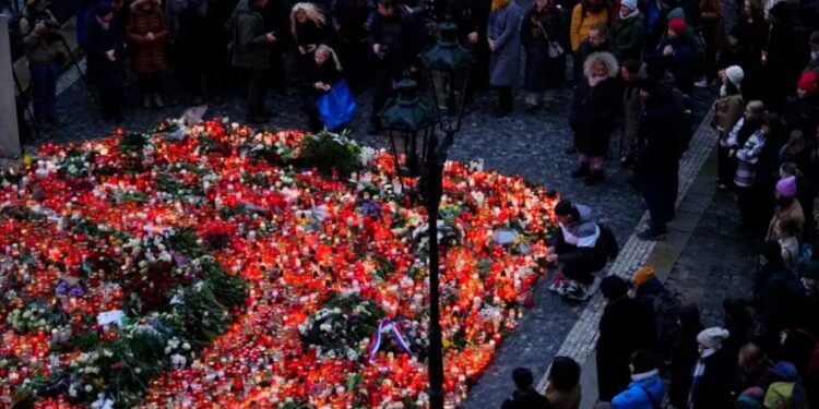 Dolientes llevan flores y velas afuera del edificio de la Facultad de Filosofía de la Universidad Charles en Praga, República Checa (AP Foto/Petr David Josek)