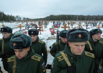 Funeral de un mercenario del grupo Wagner en San Petersburgo. El ex soldado ruso que se ofreció a denunciar crímenes de guerra ante la CPI afirmó haber trabajado en esta compañía paramilitar (REUTERS/Igor Russak)