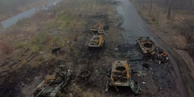 Esta imagen aérea muestra vehículos blindados rusos quemados en las afueras de Kiev (Ronaldo SCHEMIDT/AFP)