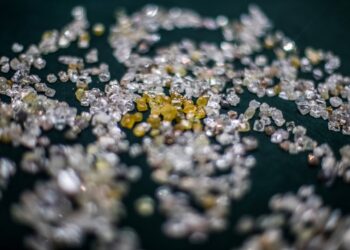 EPA7765. MIRNY (RUSSIAN FEDERATION), 03/07/2019.- Rough diamonds on display at the ALROSA Diamond Sorting Center (DSC) in Mirny, Sakha (Yakutiya) Republic, Russia, 19 June 2019. The Russian diamond mining company ALROSA operates 12 kimberlite pipes and 16 alluvial deposits in the country's Republic of Sakha (Yakutia) and Arkhangelsk region and employs some 37,000 people at its facilities. EFE/EPA/SERGEI ILNITSKY