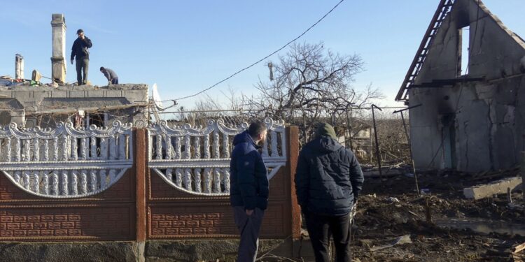 Odesa (Ukraine), 17/12/2023.- Locals inspect damaged buildings at the site of an overnight drone attack in Odesa, southern Ukraine, 17 December 2023, amid the Russian invasion. Russia attacked the southern Ukraine region with shock drones and rockets. The 20 Shahed attack drones and one X-59 rocket were downed, the Air Force Command of the Armed Forces of Ukraine confirmed. At least one man died and three private buildings were damaged, State Emergency Service reported. (Rusia, Ucrania) EFE/EPA/IGOR TKACHENKO