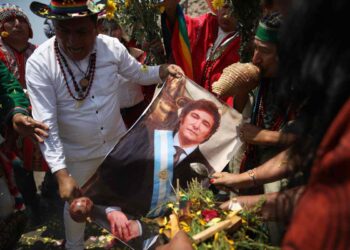 LIM01. LIMA (PERÚ), 27/12/2023.- Chamanes y curanderos peruanos sostienen una imagen del presidente de Argentina Javier Milei durante una ceremonia tradicional para vaticinar qué deparará el 2024 al mundo, hoy, en el Cerro San Cristóbal de Lima (Perú). EFE/ Paolo Aguilar