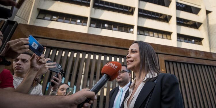 AME4581. CARACAS (VENEZUELA), 15/12/2023.- María Corina Machado habla con periodistas en la salida del Tribunal Supremo de Justicia, hoy en Caracas (Venezuela). La candidata presidencial de la principal coalición opositora de Venezuela, María Corina Machado, solicitó al Tribunal Supremo de Justicia (TSJ) revisar la inhabilitación que le impide competir para ocupar cargos de elección popular, corroboró este viernes EFE. EFE/ Miguel Gutiérrez