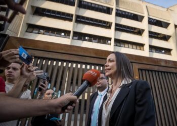 AME4581. CARACAS (VENEZUELA), 15/12/2023.- María Corina Machado habla con periodistas en la salida del Tribunal Supremo de Justicia, hoy en Caracas (Venezuela). La candidata presidencial de la principal coalición opositora de Venezuela, María Corina Machado, solicitó al Tribunal Supremo de Justicia (TSJ) revisar la inhabilitación que le impide competir para ocupar cargos de elección popular, corroboró este viernes EFE. EFE/ Miguel Gutiérrez