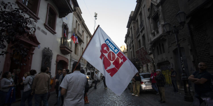 AME4948. SANTIAGO (CHILE), 17/12/2023.- Militantes del Partido Socialista esperan hoy los resultados del plebiscito constitucional, en Santiago (Chile). Con más del 74 % de los votos escrutados, los chilenos rechazaron este domingo por un 55,4 % una segunda propuesta de nueva Constitución que votan en quince meses y decidieron mantener la carta magna actual, heredada de la dictadura militar (1973-1990) y ampliamente reformada en democracia. EFE/ Ailen Díaz