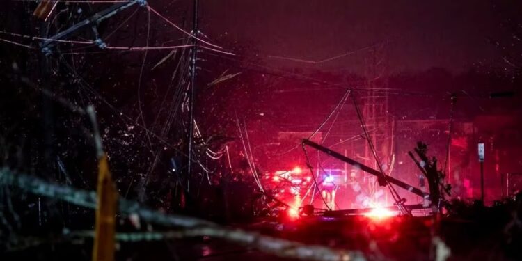 Se ven daños causados ​​por el clima severo y un aparente tornado en Nesbitt Lane en el área de Madison en Nashville, Tennessee, el sábado 9 de diciembre de 2023 por la noche. (Andrew Nelles/The Tennessean vía AP)