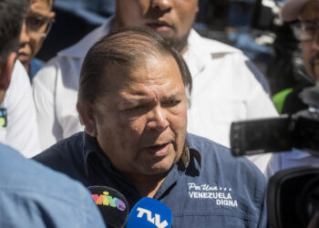 CARACAS (VENEZUELA), 23/01/2024.- El opositor venezolano Andrés Velásquez habla con la prensa durante una manifestación con motivo del 66 aniversario del derrocamiento de la dictadura de Marcos Pérez Jiménez (1953-1958) hoy, en Caracas (Venezuela). EFE/ Miguel Gutiérrez