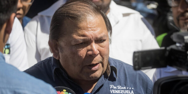 CARACAS (VENEZUELA), 23/01/2024.- El opositor venezolano Andrés Velásquez habla con la prensa durante una manifestación con motivo del 66 aniversario del derrocamiento de la dictadura de Marcos Pérez Jiménez (1953-1958) hoy, en Caracas (Venezuela). EFE/ Miguel Gutiérrez