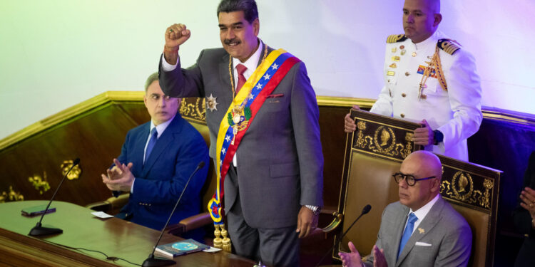 AME082. CARACAS (VENEZUELA), 15/01/2024.- El presidente venezolano, Nicolás Maduro (c), junto al presidente de la Asamblea Nacional, Jorge Rodríguez (d), y el fiscal general, Tarek William Saab (i), presenta hoy su rendición de cuentas ante la Asamblea Nacional (AN, Parlamento), de contundente mayoría oficialista, en Caracas (Venezuela). Maduro llamó este lunes "héroes" a los maestros, que conmemoran hoy su día en el país, mientras que cientos de ellos se encuentran en las calles de Caracas y varias regiones para protestar contra los salarios "de hambre" que, dicen, devengan. "Que vivan los maestros y las maestras de nuestra patria, héroes anónimos, héroes y heroínas", dijo el jefe de Estado durante su mensaje anual ante la Asamblea Nacional. EFE/ Rayner Peña R.