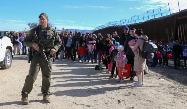 Fotografía de archivo fechada el 29 de noviembre de 2023 que muestra a un agente de la Patrulla Fronteriza mientras
vigila a un grupo de migrantes en el puesto fronterizo de Jacumba, a unas 75 millas (120 kilómetros) al este de San
Diego, California (EEUU). La llegada récord de migrantes a la frontera entre EE.UU. y México ha puesto contra las
cuerdas al presidente estadounidense, Joe Biden, quien enfrenta presiones tanto de miembros de su propio partido
como de la oposición republicana para actuar lo antes posible. EFE/ Manuel Ocaño