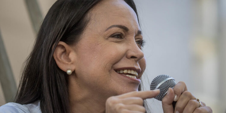 CARACAS (VENEZUELA), 23/01/2024.- La opositora venezolana María Corina Machado participa en una manifestación con motivo del 66 aniversario del derrocamiento de la dictadura de Marcos Pérez Jiménez (1953-1958) hoy, en Caracas (Venezuela). En un comunicado, la Plataforma Unitaria Democrática (PUD), con motivo del 66 aniversario del derrocamiento de la dictadura de Marcos Pérez Jiménez (1953-1958), expresó hoy que hay "suficientes razones para retomar el espíritu y los propósitos que desembocaron en ese acontecimiento histórico, cuya motivación se repite en la actualidad", con un objetivo que "va más allá de sustituir la dictadura por la democracia". EFE/ Miguel Gutiérrez