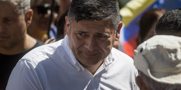 CARACAS (VENEZUELA), 23/01/2024.- El opositor venezolano Freddy Superlano asiste a una manifestación con motivo del 66 aniversario del derrocamiento de la dictadura de Marcos Pérez Jiménez (1953-1958) hoy, en Caracas (Venezuela). EFE/ Miguel Gutiérrez