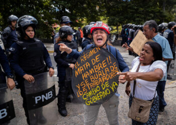 CARACAS (VENEZUELA), 09/01/2023.- Trabajadoras gritan consignas durante una protesta para exigir aumento salarial y de pensiones, hoy, en Caracas (Venezuela). Cientos de trabajadores públicos protestaron este martes en Caracas y en buena parte de Venezuela contra los "salarios de hambre" que aseguran devengar, y para exigir ingresos "dignos" que les permitan cubrir sus necesidades básicas, así como por el "hostigamiento laboral". EFE/ Rayner Peña R.