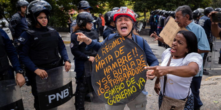 CARACAS (VENEZUELA), 09/01/2023.- Trabajadoras gritan consignas durante una protesta para exigir aumento salarial y de pensiones, hoy, en Caracas (Venezuela). Cientos de trabajadores públicos protestaron este martes en Caracas y en buena parte de Venezuela contra los "salarios de hambre" que aseguran devengar, y para exigir ingresos "dignos" que les permitan cubrir sus necesidades básicas, así como por el "hostigamiento laboral". EFE/ Rayner Peña R.