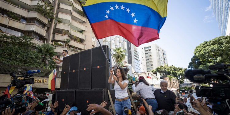 CARACAS (VENEZUELA), 23/01/2024.- La opositora venezolana María Corina Machado participa en una manifestación con motivo del 66 aniversario del derrocamiento de la dictadura de Marcos Pérez Jiménez (1953-1958) hoy, en Caracas (Venezuela). En un comunicado, la Plataforma Unitaria Democrática (PUD), con motivo del 66 aniversario del derrocamiento de la dictadura de Marcos Pérez Jiménez (1953-1958), expresó hoy que hay "suficientes razones para retomar el espíritu y los propósitos que desembocaron en ese acontecimiento histórico, cuya motivación se repite en la actualidad", con un objetivo que "va más allá de sustituir la dictadura por la democracia". EFE/ Miguel Gutiérrez