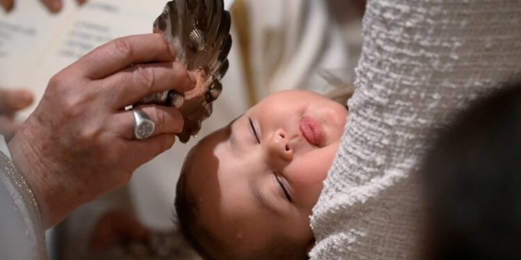 El Papa Francisco bautiza a un bebé durante una misa en la Capilla Sixtina