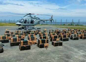 Las FFAA Ecuador presentando las más de tres toneladas de de clorhidrato de cocaína que incautaron en el semisumergible. FFAA ECUADOR