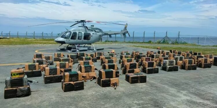 Las FFAA Ecuador presentando las más de tres toneladas de de clorhidrato de cocaína que incautaron en el semisumergible. FFAA ECUADOR