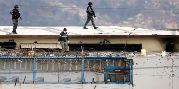 La crisis penitenciara en Ecuador es gigantesca, por eso advirtieron la deportación de los presos colombianos. Imagen de referencia. (Foto AP/José Sánchez) | Foto: AP