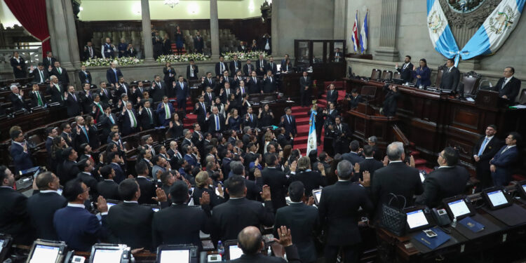 AME9616. CIUDAD DE GUATEMALA (GUATEMALA), 14/01/2024.- Los 160 nuevos diputados del Congreso guatemalteco toman hoy juramento, en Ciudad de Guatemala (Guatemala). Con cinco horas de retraso sobre lo previsto, los 160 diputados que componen el Congreso de Guatemala para el período 2024-2028 han tomado posesión finalmente este domingo, con lo que queda libre la vía para, a continuación, proceder a la investidura como presidente a Bernardo Arévalo de León. EFE/ Norvin Mendoza