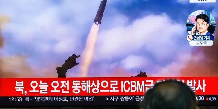 Una pantalla de televisión muestra imágenes de archivo del lanzamiento de un misil balístico de largo alcance por parte de Corea del Norte durante un programa de noticias en la estación de tren de Yongsanl en Seúl. Europa Press/Contacto/Kim Jae-Hwan