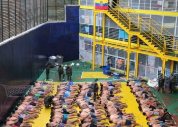 El ingreso de policías y militares a las cárceles ecuatorianas para retomar el control dejan imágenes de reclusos en calzoncillos en el suelo, esposados u obligados a borrar insignias de las bandas que controlan las cárceles. | Foto: AFP