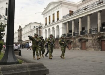 Soldiers patrol the square in front of Carondelet Presidential Palace in downtown Quito on January 9, 2024, a day after Ecuadorean President Daniel Noboa declared a state of emergency following the escape from prison of a dangerous narco boss. At least four police officers were kidnapped in Ecuador following a declaration of a 60-day state of emergency on January 8 after dangerous gang leader Adolfo Macias, also known as "Fito," escaped from maximum security detention. (Photo by Rodrigo BUENDIA / AFP)