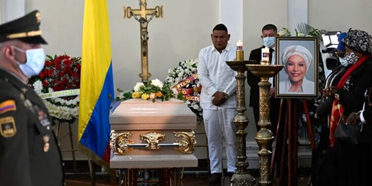 Familiares de la exsenadora colombiana y precandidata al Senado por el partido político Pacto Histórico, Piedad Córdoba, asisten a su fuenral en el Capitolio Nacional en Bogotá, el 22 de enero de 2024.