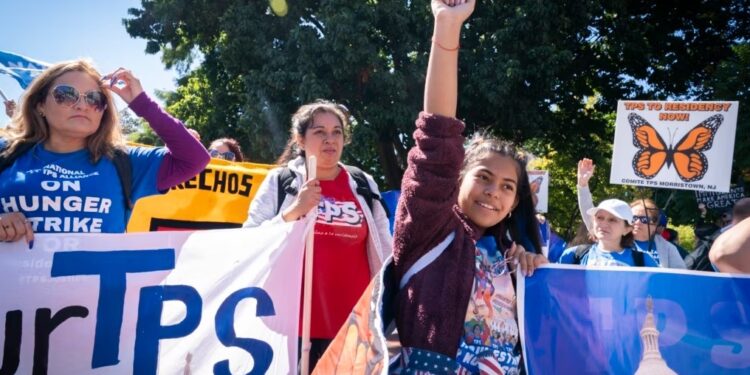 ARCHIVO: Decenas de manifestantes marcharon frente a la Casa Blanca para pedir la extensión del TPS, el 23 de septiembre de 2022.