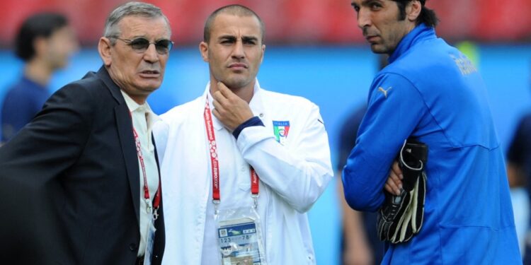 (FILES) Former Italian player Luigi 'Gigi' Riva (L) speaks with Italian national team players Fabio Cannavaro (C) and goalkeeper  Gianluigi Buffon (R) during a training session in Zurich on June 12, 2008 on the eve of their match against Romania for the Euro 2008 championship. Italian former football player Luigi 'Gigi' Riva has died aged 79 on January 22, 2024 in Cagliari according to Italian football federation. (Photo by Pierre-Philippe MARCOU / AFP)