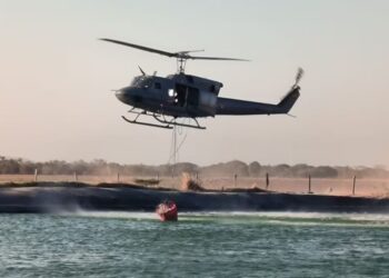 Helicóptero con el sistema Bambi Bucket. Foto Cortesía de la Fuerza Aeroespacial.