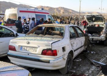 Kerman (Iran (islamic Republic Of)), 03/01/2024.- Damaged cars are seen as people try to help victims after an explosion next to the tomb of Iran's Revolutionary Guards chief of foreign operations in the Saheb al-Zaman mosque in the southern city of Kerman, Iran 03 January 2024. On the fourth anniversary of the US-initiated assassination of Iranian General Qasem Soleimani, two bomb explosions have killed at least 103 people and another 171 people were wounded close to his mausoleum, according to Iranian official television. As part of a ceremony to honor General Soleimani, who was killed in a US drone strike in neighboring Iraq in 2020, hundreds of people were on their way towards the grave on 03 January. EFE/EPA/TASNIM NEWS AGENCY