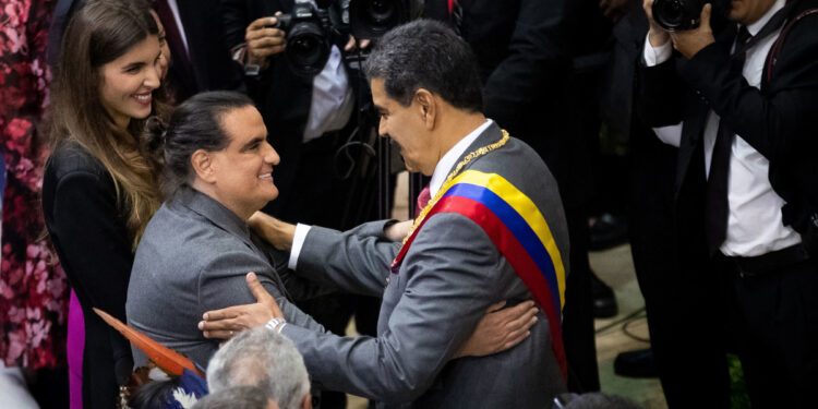 AME082. CARACAS (VENEZUELA), 15/01/2024.- El presidente venezolano, Nicolás Maduro (c), saluda al empresario colombiano Alex Saab (i), liberado recientemente por EE.UU. en un acuerdo con el Gobierno venezolano, antes de presentar su rendición de cuentas ante la Asamblea Nacional (AN, Parlamento), de contundente mayoría oficialista, hoy, en Caracas (Venezuela). Maduro ofreció este lunes su mensaje anual ante el Parlamento, controlado por el oficialismo, donde rindió cuentas de su gestión durante 2023 y los planes para 2024, cuando el país celebrará elecciones presidenciales. Entre otros temas, el mandatario venezolano se refirió a la conmemoración del Día del Maestro en el país y las sanciones de Estados Unidos. EFE/ Rayner Peña R.