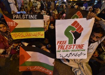 Karachi (Pakistan), 31/12/2023.- People carry placards during a demonstration in solidarity with the Palestinian people, in Karachi, Pakistan, 31 December 2023. Pakistan government has banned New Year's Eve celebrations to show solidarity with Palestinians in Gaza, the government said late 28 December, urging people to instead 'observe simplicity'. Thousands of Israelis and Palestinians have died since the militant group Hamas launched an unprecedented attack on Israel from the Gaza Strip on 07 October, and the Israeli strikes on the Palestinian enclave which followed it. (Protestas) EFE/EPA/SHAHZAIB AKBER