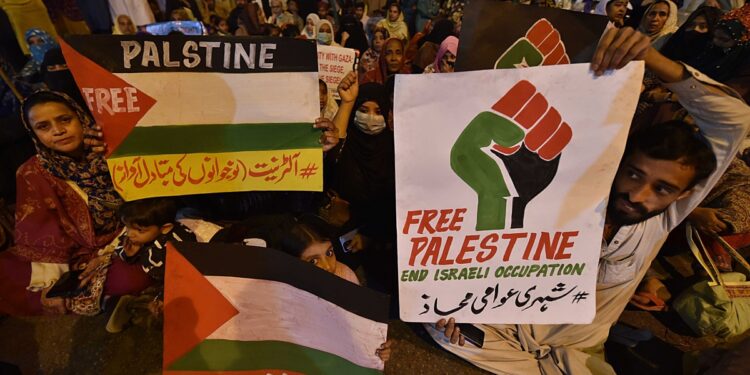 Karachi (Pakistan), 31/12/2023.- People carry placards during a demonstration in solidarity with the Palestinian people, in Karachi, Pakistan, 31 December 2023. Pakistan government has banned New Year's Eve celebrations to show solidarity with Palestinians in Gaza, the government said late 28 December, urging people to instead 'observe simplicity'. Thousands of Israelis and Palestinians have died since the militant group Hamas launched an unprecedented attack on Israel from the Gaza Strip on 07 October, and the Israeli strikes on the Palestinian enclave which followed it. (Protestas) EFE/EPA/SHAHZAIB AKBER