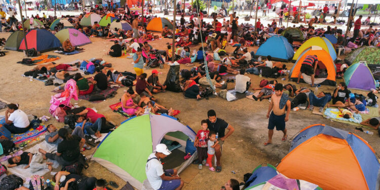 MEX5680. SAN PEDRO TAPANATEPEC (MÉXICO), 09/01/2024.- Migrantes descansan en un campamento improvisado hoy, en el municipio de San Pedro Tapanatepec en el estado de Oaxaca (México). Las siete horas de caminata, algunas bajo el intenso sol, para 30 kilómetros recorrido, en su paso por el estado de Oaxaca, sur de México, minaron físicamente este martes a una parte la caravana migrante 'Éxodo de la pobreza' que se reagrupó luego de que el Gobierno mexicano la disolvió hace una semana tras partir desde Chiapas como la más numerosa de 2023. EFE/Jesús Méndez