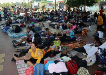 MEX5385. MAPASTEPEC (MÉXICO), 31/12/2023.- Migrantes en caravana hacia Estados Unidos preparan alimentos en un campamento improvisado hoy, en el municipio de Mapastepec, estado de Chiapas (México). Los miles de migrantes que conforman la caravana del éxodo de la pobreza que se encuentra en Chiapas, al sur de México, despedirán el año en medio de tristeza y con sentimientos encontrados al estar fuera de su país, pero con nuevos propósitos y la esperanza de obtener un documento legal en territorio mexicano. EFE/Juan Manuel Blanco