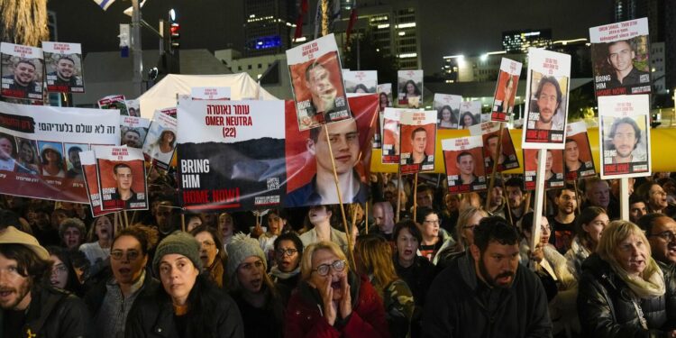 Gente asiste a una manifestación que reclama la liberación de rehenes tomados por Hamás en la Franja de Gaza durante el ataque del 7 de octubre en Tel Aviv, Israel, el sábado 27 de enero de 2024. (AP Foto/Ariel Schalit)