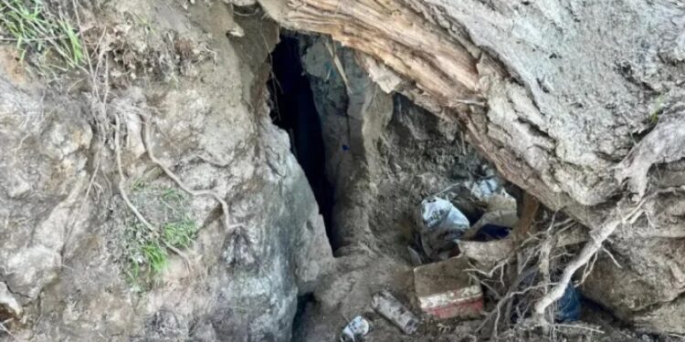 La policía y los voluntarios limpiaron un campamento en una cueva para personas sin hogar en Modesto, California, durante el fin de semana. | Foto: Departamento de Policía de Modesto