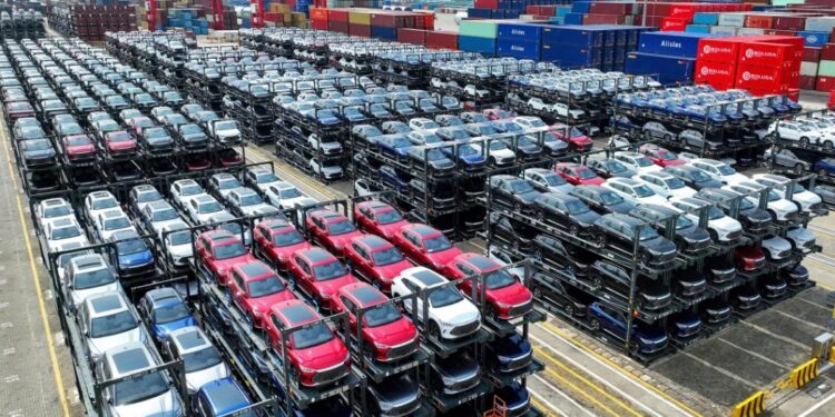 Coches BYD esperando ser cargados en un barco en la terminal internacional de contenedores del puerto de Suzhou, en la provincia oriental china de Jiangsu, el 11 de septiembre de 2023. (AFP/Getty Images)