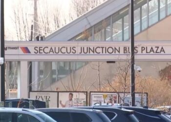Cuatro autobuses que transportaban inmigrantes llegaron a Secaucus Junction Bus Plaza en Nueva Jersey durante el fin de semana. (Crédito: WABC)