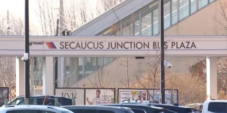 Cuatro autobuses que transportaban inmigrantes llegaron a Secaucus Junction Bus Plaza en Nueva Jersey durante el fin de semana. (Crédito: WABC)