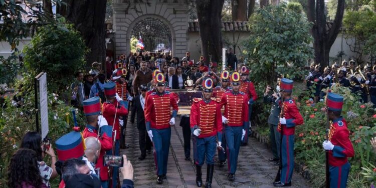 La guardia presidencial entra al Museo Quinta de Bolívar cargando la espada del caudillo.
NATHALIA ANGARITA