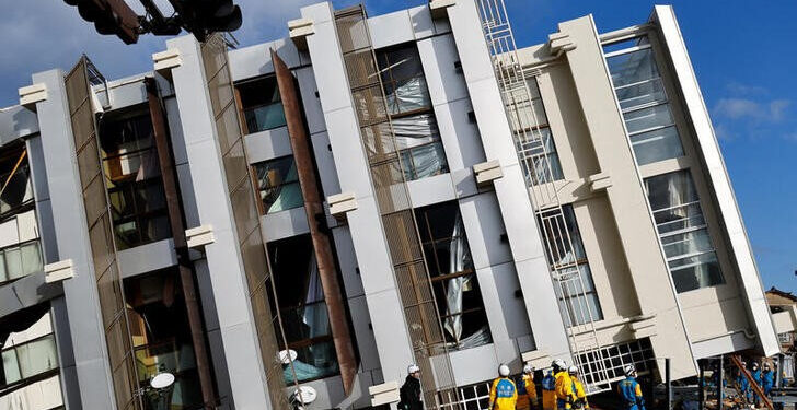 Varios policías inspeccionan un edificio colapsado por el terremoto en Wajima, Japón. 5 enero 2024. REUTERS/Kim Kyung-Hoon