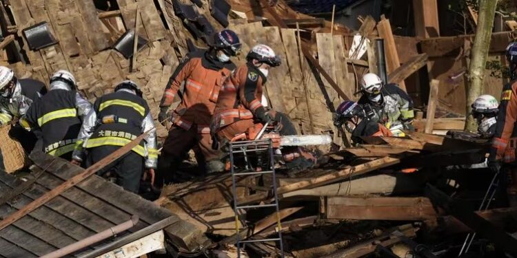 Terremoto en Japón: el balance de muertos se eleva a 100 y continúa la búsqueda de los desaparecidos entre los escombros. (EFE/FRANCK ROBICHON)