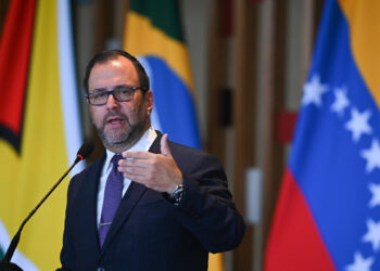 BRA50. BRASILIA (BRASIL), 25/01/2024.- El ministro de Relaciones Exteriores de Venezuela, Yván Gil, habla durante una rueda de prensa hoy, en el Palacio del Itamaraty en Brasilia (Brasil). Los cancilleres de Venezuela y Guyana, Yván Gil y Hugh Todd, se reunieron este jueves en Brasilia y se comprometieron a continuar el diálogo sobre la controversia en torno a la región del Esequibo e incluso a abordar el Acuerdo de Ginebra de 1966, en un ambiente "pacífico" y "sin amenazas". EFE/ Andre Borges