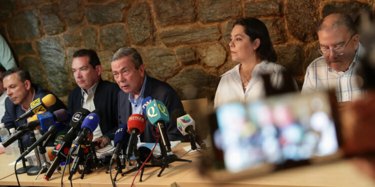 AME2747. CARACAS (VENEZUELA), 27/01/2024.- El jefe de la delegación de la oposición para el diálogo con el gobierno de Venezuela, Gerardo Blyde (c) habla durante una rueda de prensa hoy, en Caracas (Venezuela). La delegación de la opositora Plataforma Unitaria Democrática (PUD) para el diálogo con el Gobierno de Venezuela pidió este sábado la conformación de una comisión de seguimiento y verificación que evalúe el estatus de los acuerdos firmados, en octubre pasado, en Barbados. EFE/ Rayner Peña