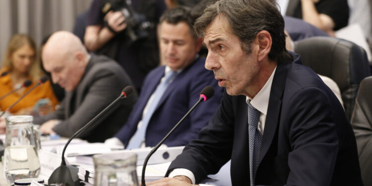 AME8316. BUENOS AIRES (ARGENTINA), 09/01/2024.- Fotografía cedida por la Cámara de Diputados del secretario de Energía, Eduardo Rodríguez Chirillo, mientras comparece en la comisión conjunta de la Cámara de Diputados durante un debate sobre la denominada 'ley ómnibus', en Buenos Aires (Argentina). Pese a que el portavoz presidencial, Manuel Adorni, ha defendido en varias comparecencias el lema "se escuchan sugerencias, pero no se negocia", el Ejecutivo argentino admite que la denominada 'ley ómnibus', proyecto estrella del Gobierno de Javier Milei, podría sufrir cambios. EFE/ Cámara De Diputados / SOLO USO EDITORIAL/ SOLO DISPONIBLE PARA ILUSTRAR LA NOTICIA QUE ACOMPAÑA (CRÉDITO OBLIGATORIO)