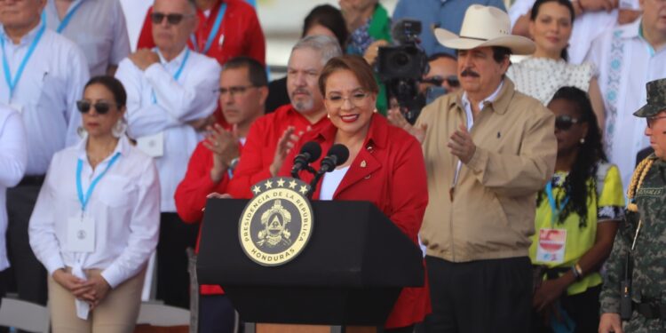 AME2737. TEGUCIGALPA (HONDURAS), 27/01/2024.- La presidenta de Honduras, Xiomara Castro, pronuncia hoy un discurso durante los actos por sus dos años de Gobierno, en Tegucigalpa (Honduras). La presidenta de Honduras, Xiomara Castro, cumple este sábado dos de sus cuatro años de mandato entre algunas promesas cumplidas y confrontada con sectores de la oposición y la empresa privada, en un país con altos índices de pobreza, violencia, corrupción y miles de sus compatriotas migrando. EFE/ Gustavo Amador