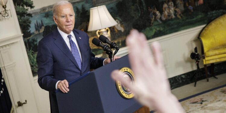 Washington, Dc (United States).- US President Joe Biden speaks after the release of the special counsel report about the classified documents found at Bidens private home, in the Diplomatic Room at the White House, in Washington, DC, USA, 08 February 2024. D.C. Special Counsel Robert Hur released his report in which he criticized the Presidents actions but declined to bring charges. EFE/EPA/SAMUEL CORUM / POOL